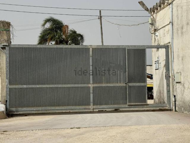 Capannone in vendita di 440 m² in Via Calvino Italo, 6