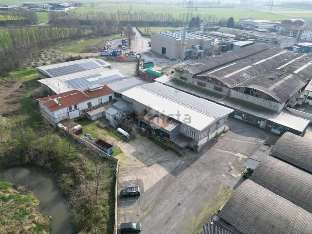 Capannone in vendita di 440 m² in Via Luigi Cadorna, 73