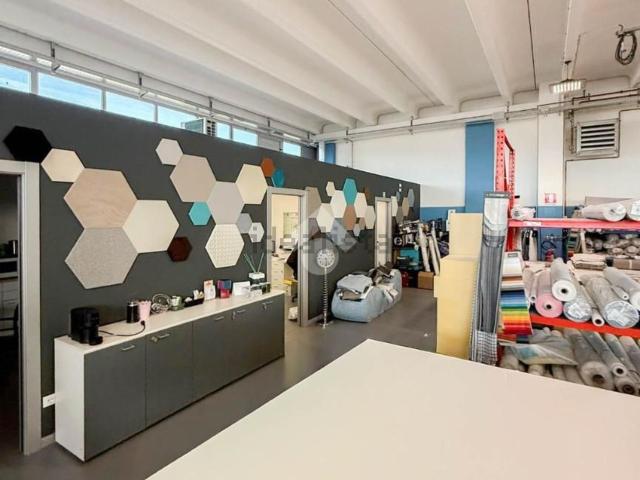 Capannone in vendita di 440 m² in Via Palazzolo, 1