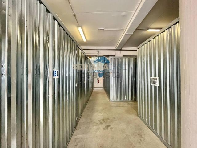Capannone in vendita di 440 m² in Via Pietro Agazzi