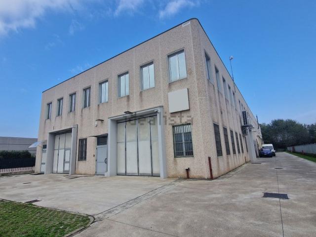 Capannone in vendita di 440 m² in Via Zenale