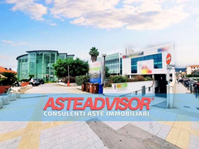 Capannone in vendita di 4461 m² in Via XXV Aprile, 69