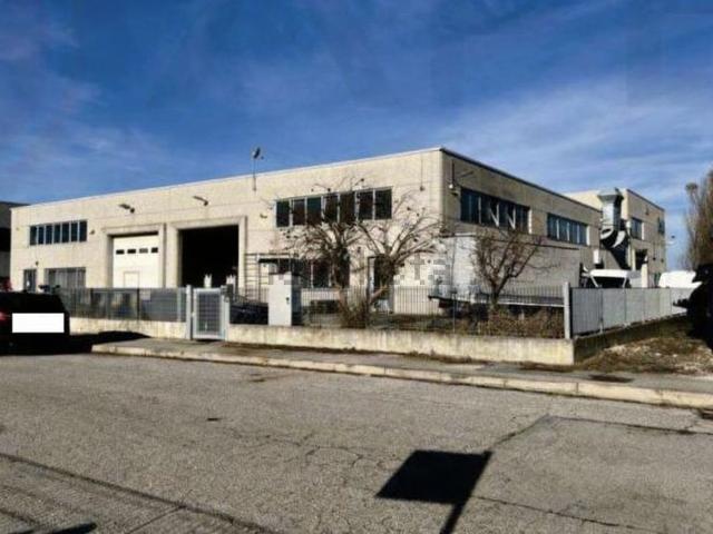Capannone in vendita di 449 m² in Via dell&apos Artigianato, 12