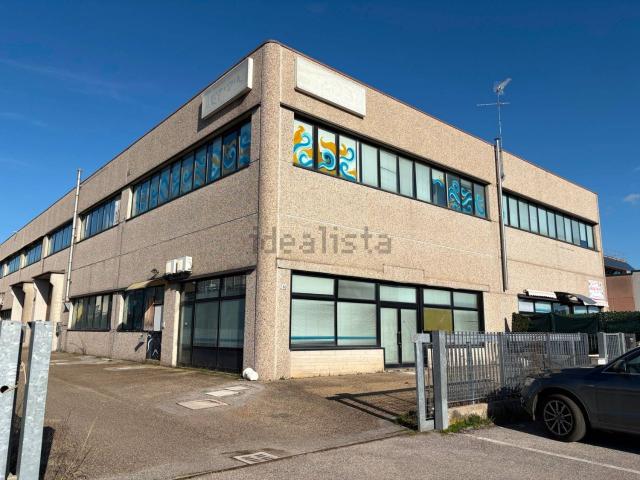 Capannone in vendita di 450 m²