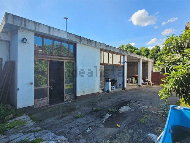 Capannone in vendita di 450 m² in Via Colombetto