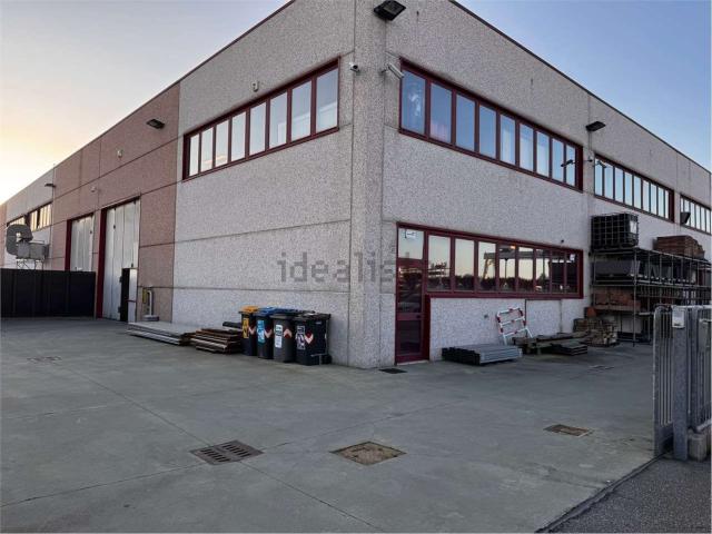 Capannone in vendita di 450 m² in Via Civinelli