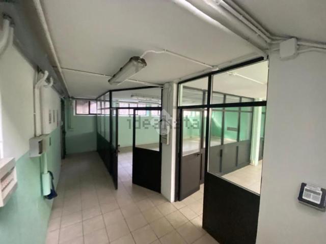 Capannone in vendita di 450 m² in Via Adamello, 3