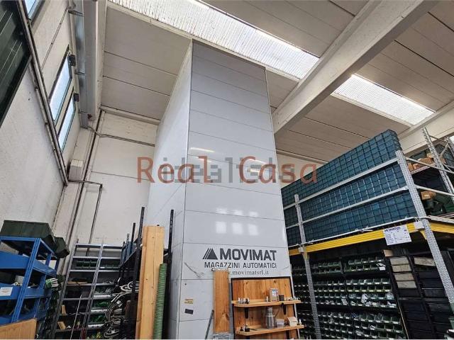 Capannone in vendita di 450 m² in Via Allende