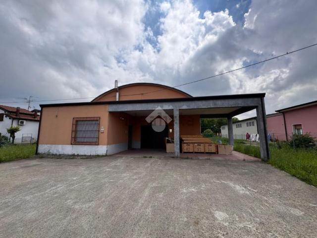 Capannone in vendita di 450 m² in Via Don Fortuzzi, 5