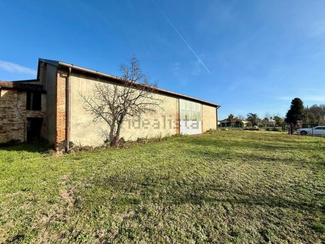 Capannone in vendita di 450 m² in Via II Giugno