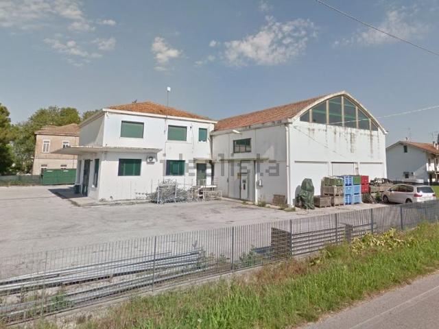 Capannone in vendita di 450 m² in Via Massafiscaglia, 543