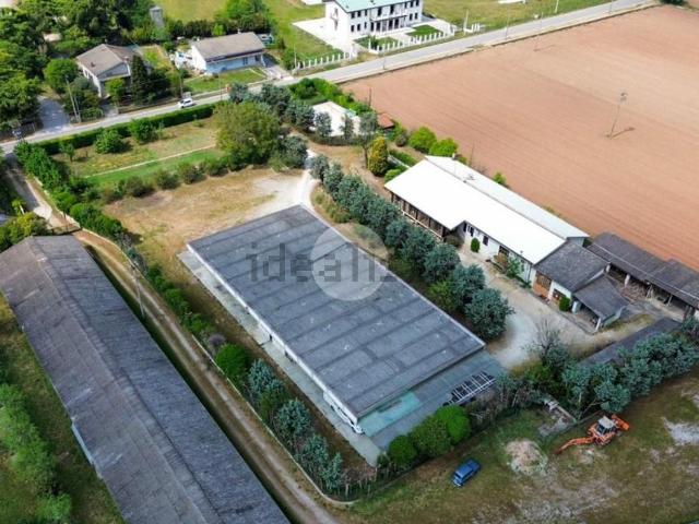 Capannone in vendita di 450 m² in Via San Giovanni, 338