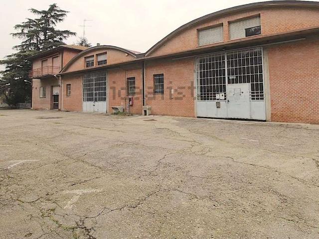 Capannone in vendita di 450 m² in Via Pasquala, 3