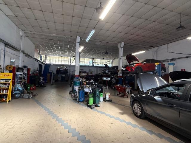 Capannone in vendita di 450 m² in Via Pialoi
