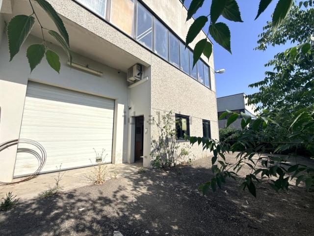 Capannone in vendita di 450 m² in Via Roma