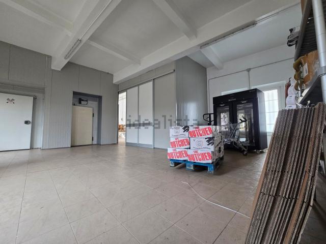 Capannone in vendita di 450 m² in Via XXI Aprile
