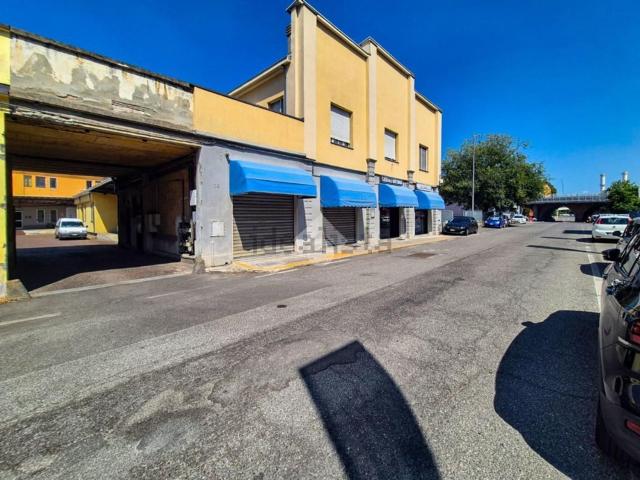 Capannone in vendita di 450 m² in Via XXI Aprile, 76