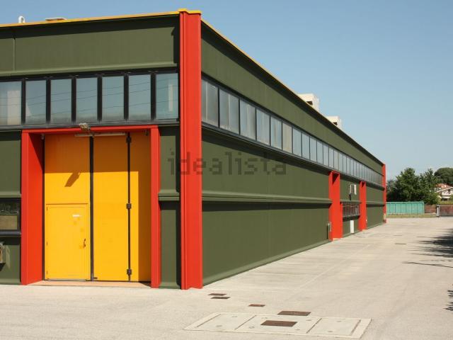Capannone in vendita di 450 m² in Strada Feltrina, 198