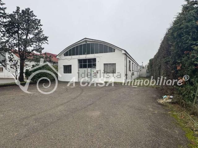 Capannone in vendita di 450 m² in Strada Langhirano, 217