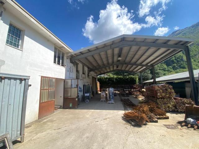 Capannone in vendita di 456 m² in Via per Morterone