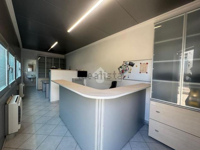Capannone in vendita di 457 m² in Via Enrico Fermi, 17