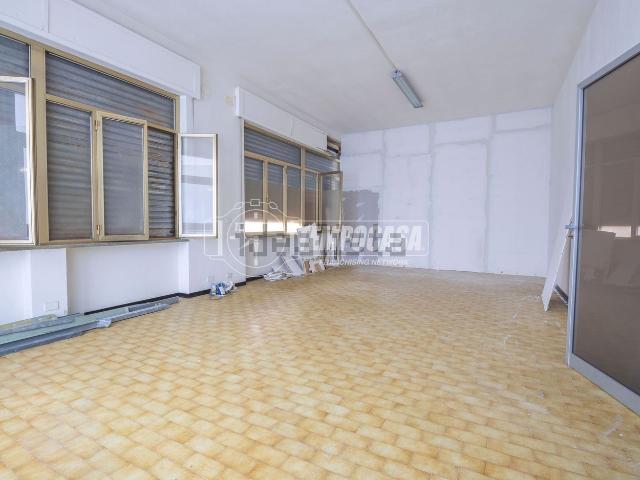 Capannone in vendita di 45 m² in Via Cristoforo Colombo