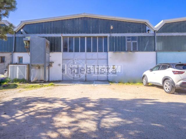 Capannone in vendita di 460 m² in Via Enrico Mattei