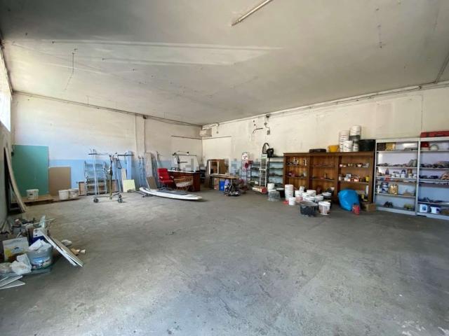Capannone in vendita di 460 m² in Via dell&apos Industria
