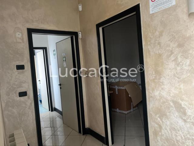 Capannone in vendita di 460 m² in Via di Salicchi, 55100