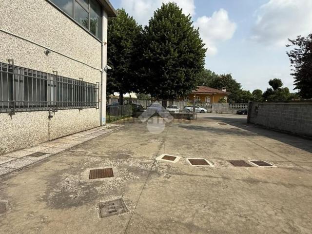 Capannone in vendita di 460 m² in Via Enrico Mattei, 9