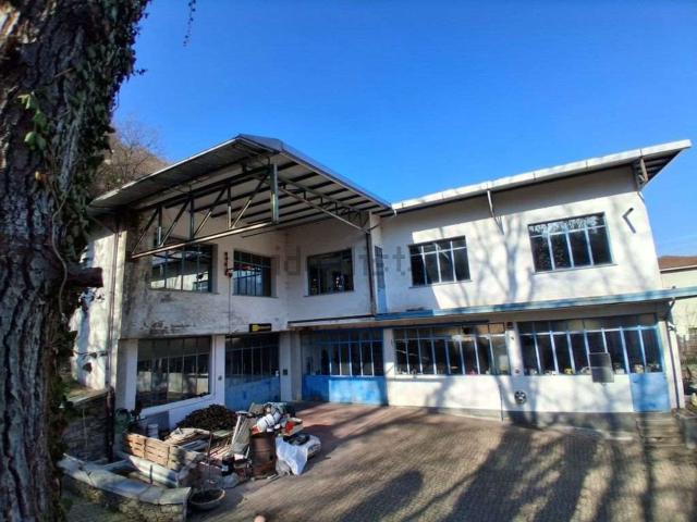 Capannone in vendita di 460 m² in Via Laghetto