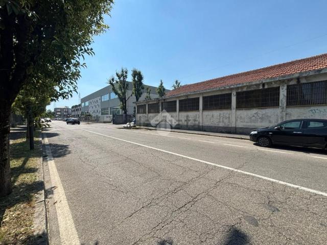 Capannone in vendita di 460 m² in Via Michelangelo Buonarroti, 30