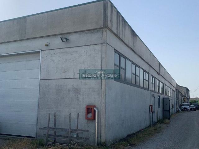 Capannone in vendita di 460 m² in Via Roma