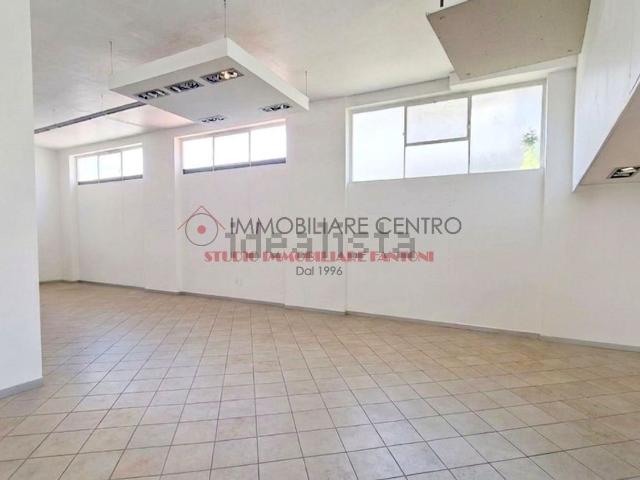 Capannone in vendita di 460 m² in Largo Risorgimento