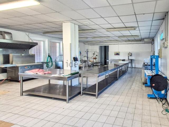 Capannone in vendita di 462 m² in Via XXI Aprile, 80