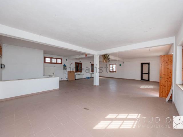 Capannone in vendita di 469 m² in Via dei Bianchi