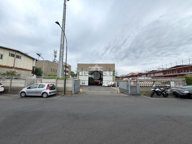 Capannone in vendita di 470 m² in Via Modigliani, 12