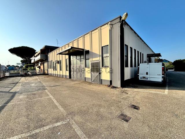 Capannone in vendita di 470 m² in Via Smeraldo