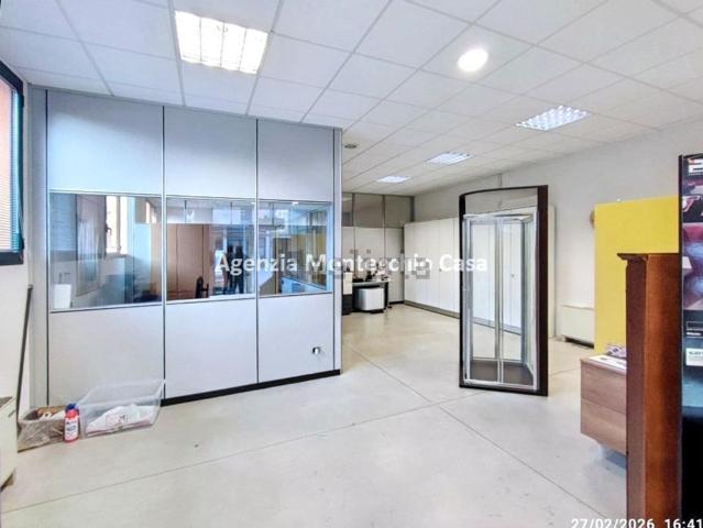 Capannone in vendita di 470 m² in Via Sasso