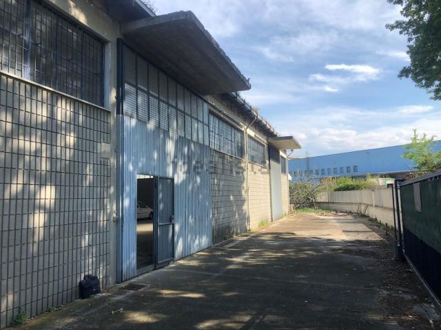 Capannone in vendita di 470 m² in Strada Raiale Vecchia