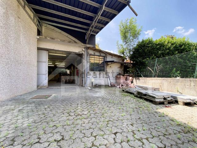 Capannone in vendita di 471 m² in Via Angelo Toriani