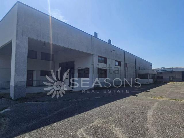 Capannone in vendita di 4750 m² in Via Arturo Malignani