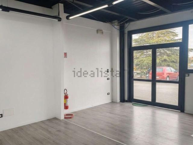 Capannone in vendita di 475 m² in Via Farfisa