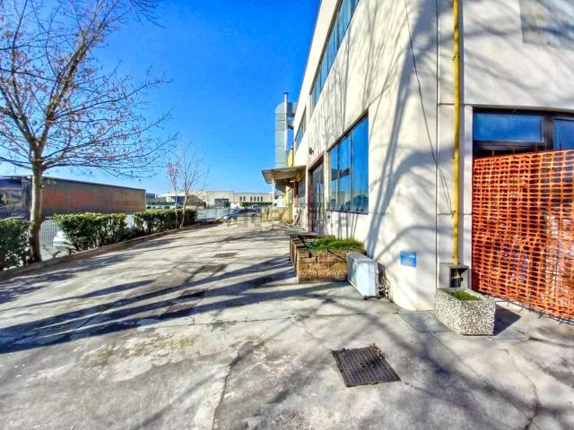 Capannone in vendita di 480 m² in Via DELL&apos INDUSTRIA, 21