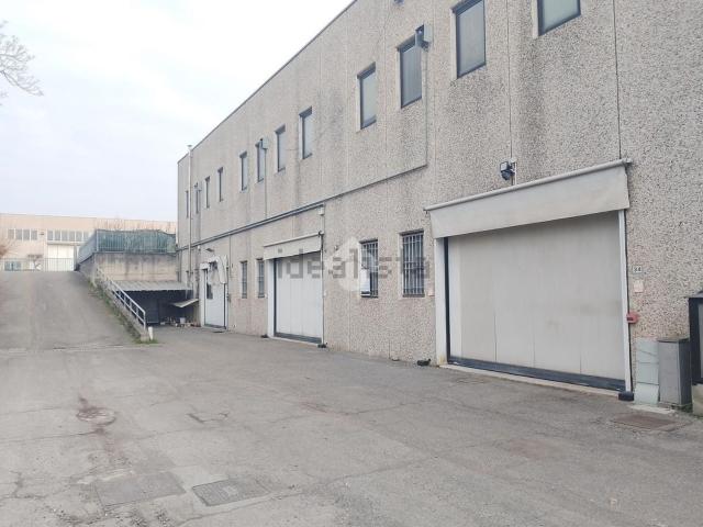 Capannone in vendita di 480 m² in Via dell&apos Industria, 38
