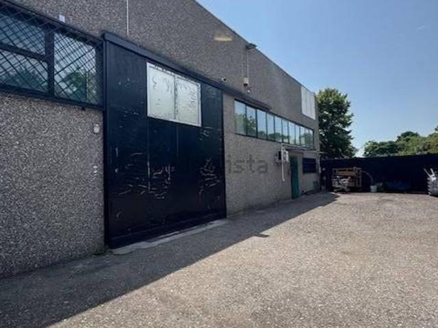 Capannone in vendita di 480 m² in Via Einaudi, 15