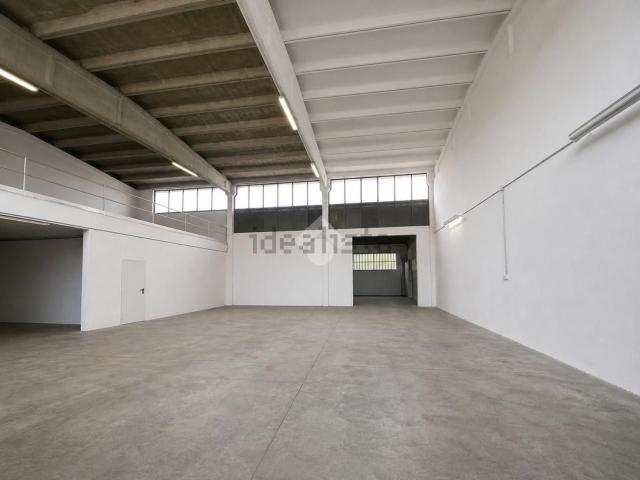 Capannone in vendita di 480 m² in Via Raffaello, 4