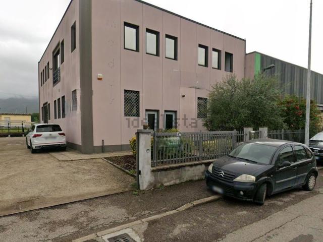 Capannone in vendita di 480 m² in Località Rigutino Ovest