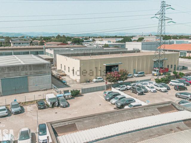 Capannone in vendita di 488 m² in Via Enrico Fermi, 4