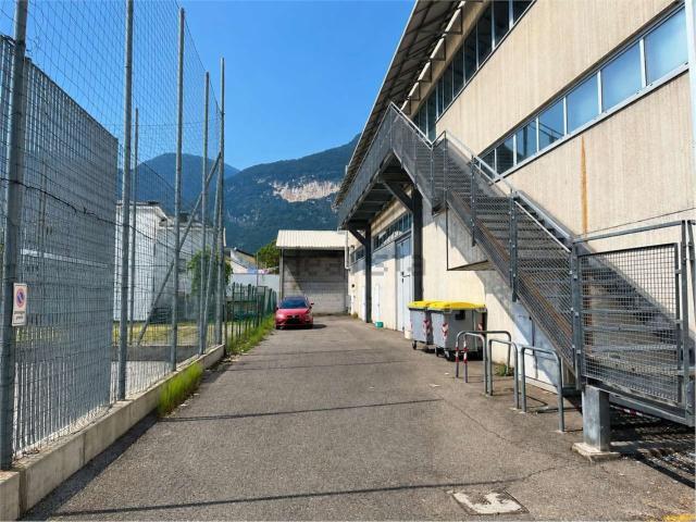 Capannone in vendita di 490 m² in Via Ezio Maccani
